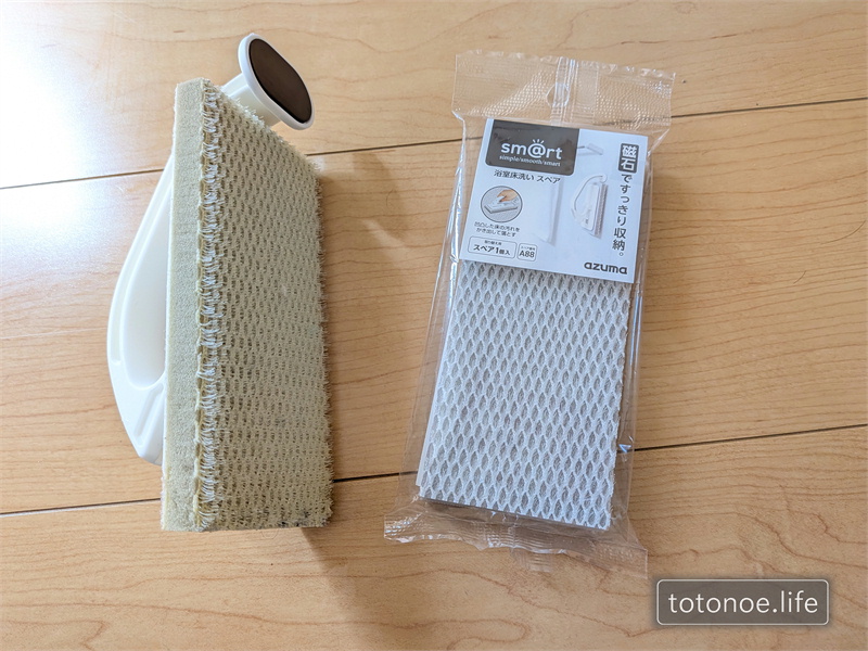 アズマ工業 スマート 床洗い本体とスペアパッド。磁石つきで取り外し簡単、スポンジ部分は交換可能。