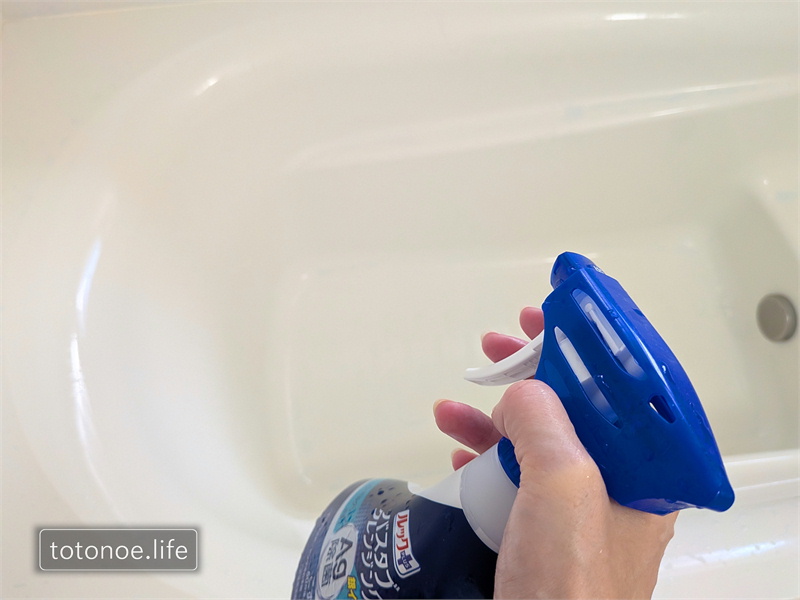 ルックプラス バスタブクレンジング 銀イオンプラスを浴槽にスプレーしている様子。こすらず洗えるタイプのバスクリーナー。