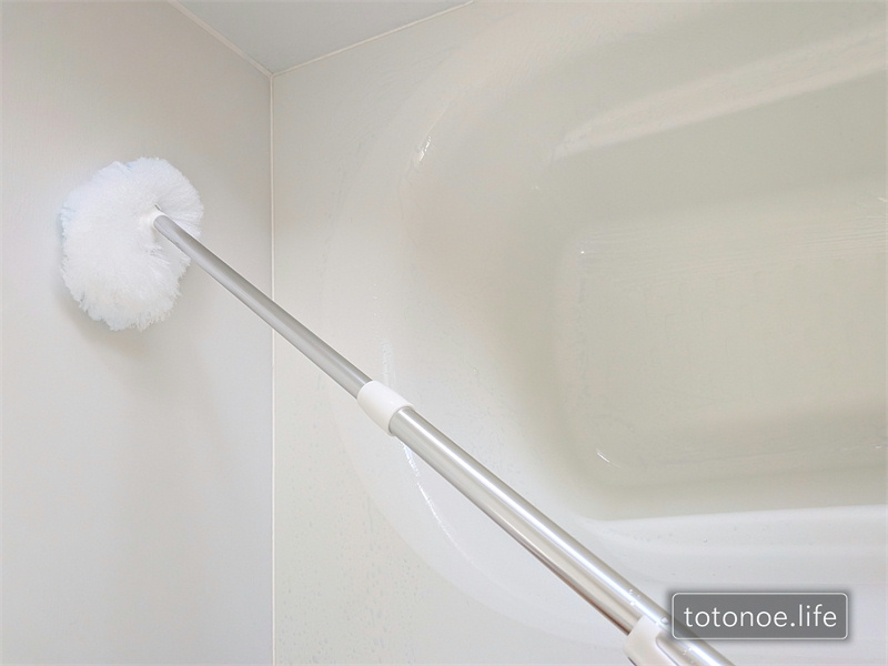 アズマ工業 スマート 浴槽洗いで壁を掃除している様子。ふわっとしたブラシが浴槽や壁の汚れをやさしく落とす。