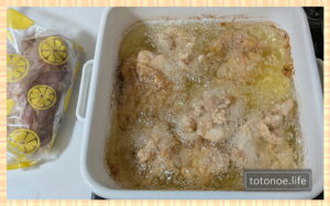 ニトリのホーロー角型鍋で唐揚げを揚げている写真