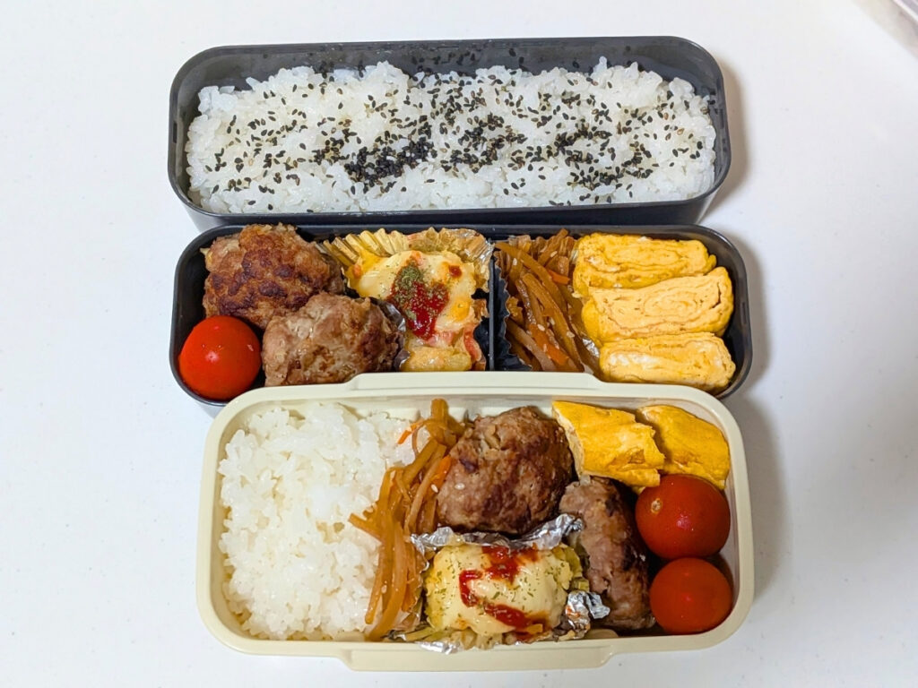 余ったおかずを詰めたミニ弁当と通常のお弁当の比較例