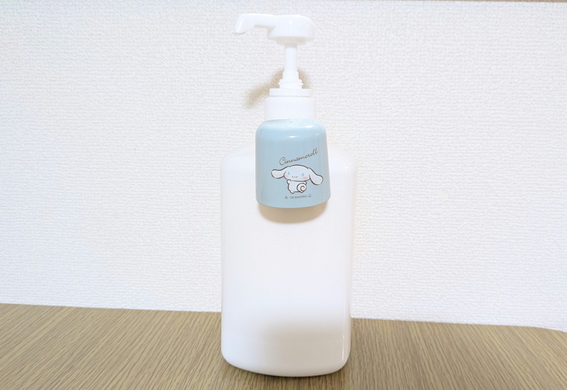 クリニカボトルに詰め替えたマウスウォッシュにシナモロールコップを付けた写真