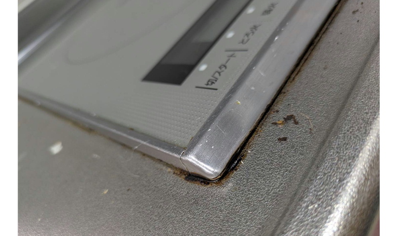 IHコンロのフチにたまった汚れ（掃除前の状態）