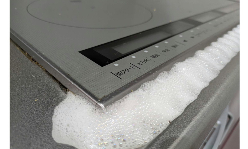 IHコンロのフチにウタマロとアルカリ電解水をかけて放置している様子