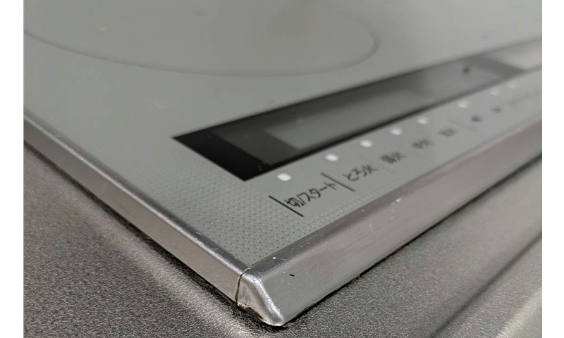 汚れが落ちてきれいになったIHコンロのフチ（掃除後）