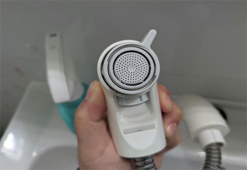 つけ置き後に汚れが落ち、きれいになった蛇口シャワーヘッドのアフター写真