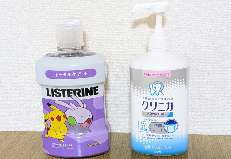 リステリンとクリニカのボトルを並べて比較している写真