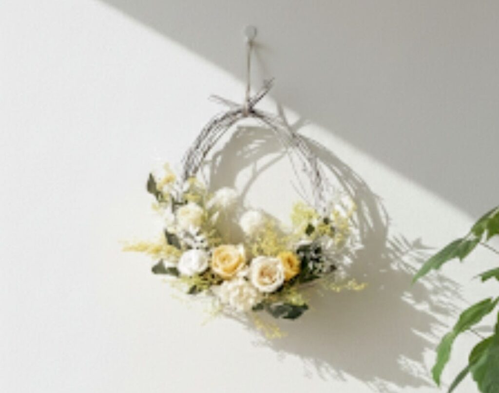 涙型で縦ラインが強調されたドロップリースの飾り例