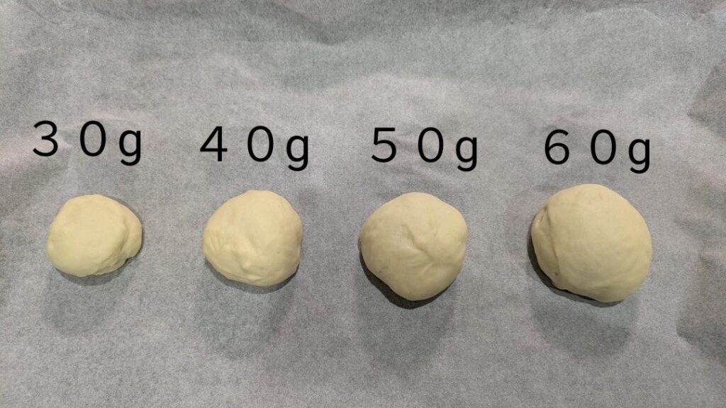 一次発酵後に30g・40g・50g・60gに分けたパン生地の大きさ比較