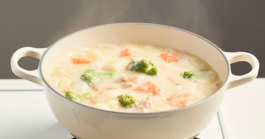 冷凍野菜を使った具だくさんシチューと、安心感を表現したイメージ