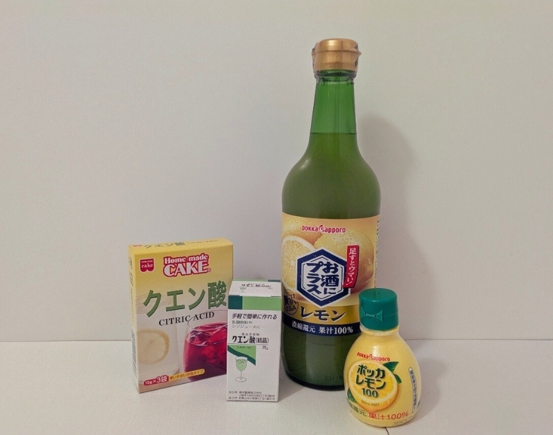 食用クエン酸とレモン果汁を並べた写真|料理や飲み物でのクエン酸の使い方イメージ