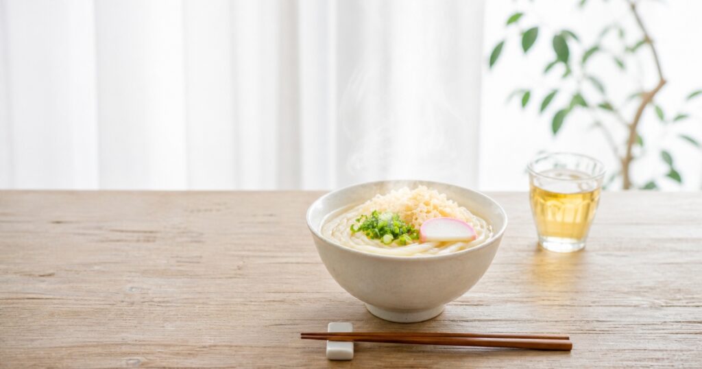 温かいうどんのシンプルな食事。手軽に済ませるゆるい日のごはんイメージ