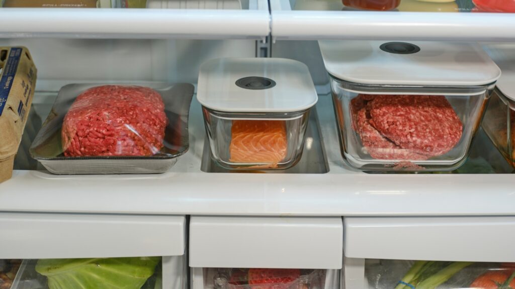 冷蔵庫内の食材管理の様子（肉や魚を保存容器で整理）