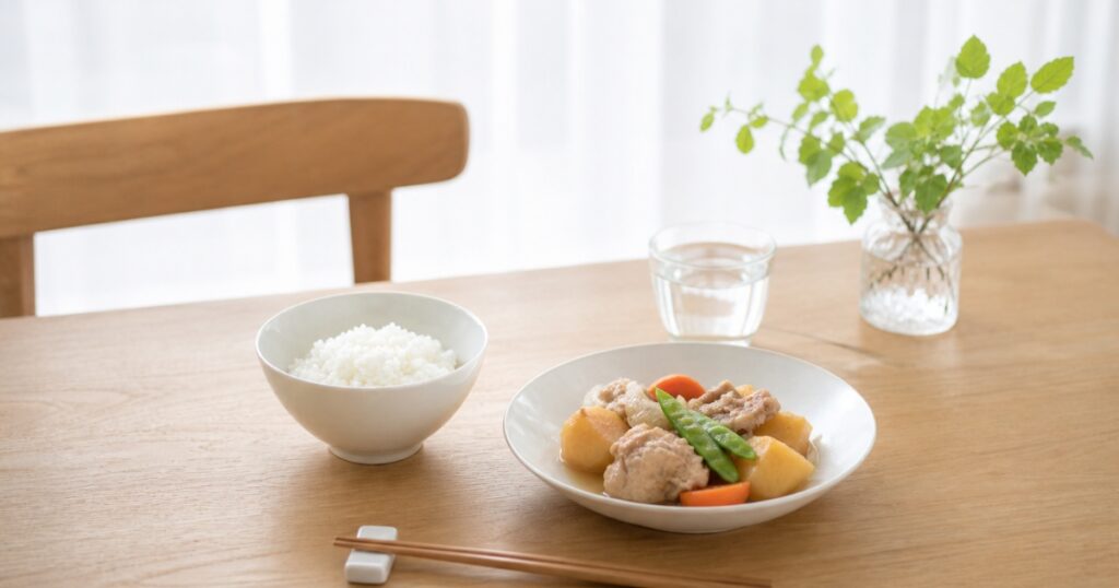シンプルな和食の食卓。ごはんと煮物のおかずが並ぶ無理のない日常のごはん