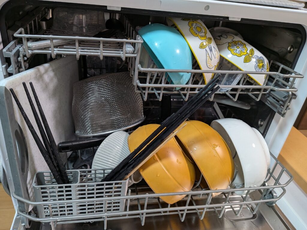 完璧に並べることにこだわらず、「入れば勝ち」のルールで3分で食器を詰め込んだ食洗機の中身