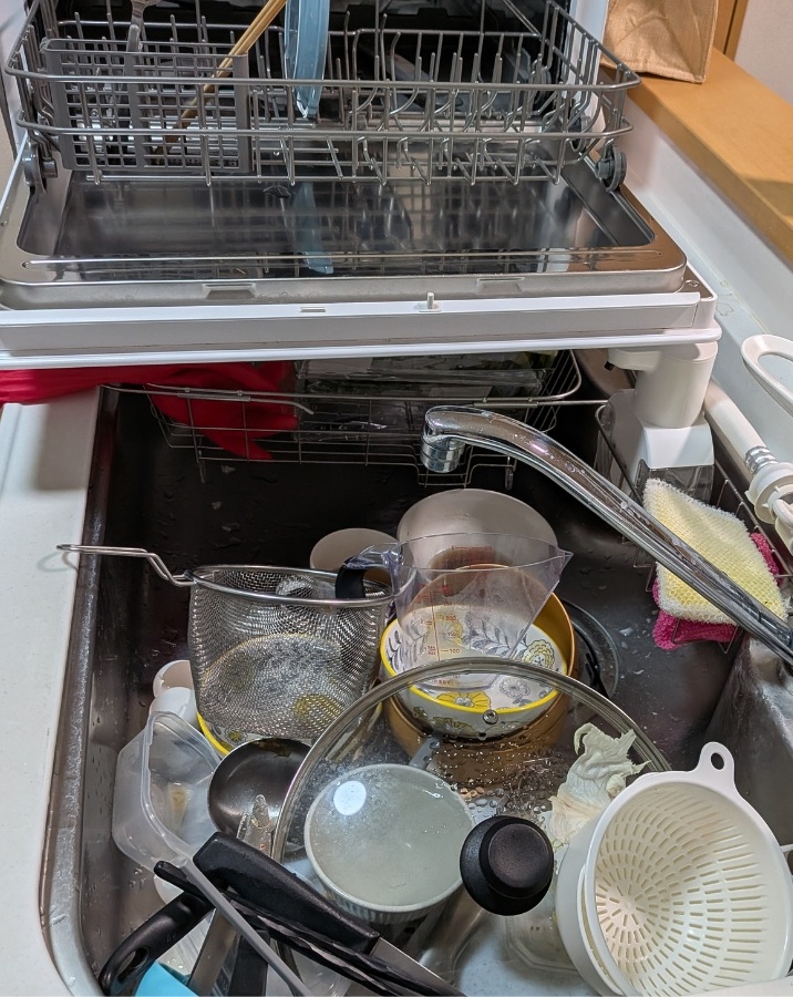朝のお弁当作りなどで洗い物が集まり、作業の途中の状態になっているキッチンのシンク